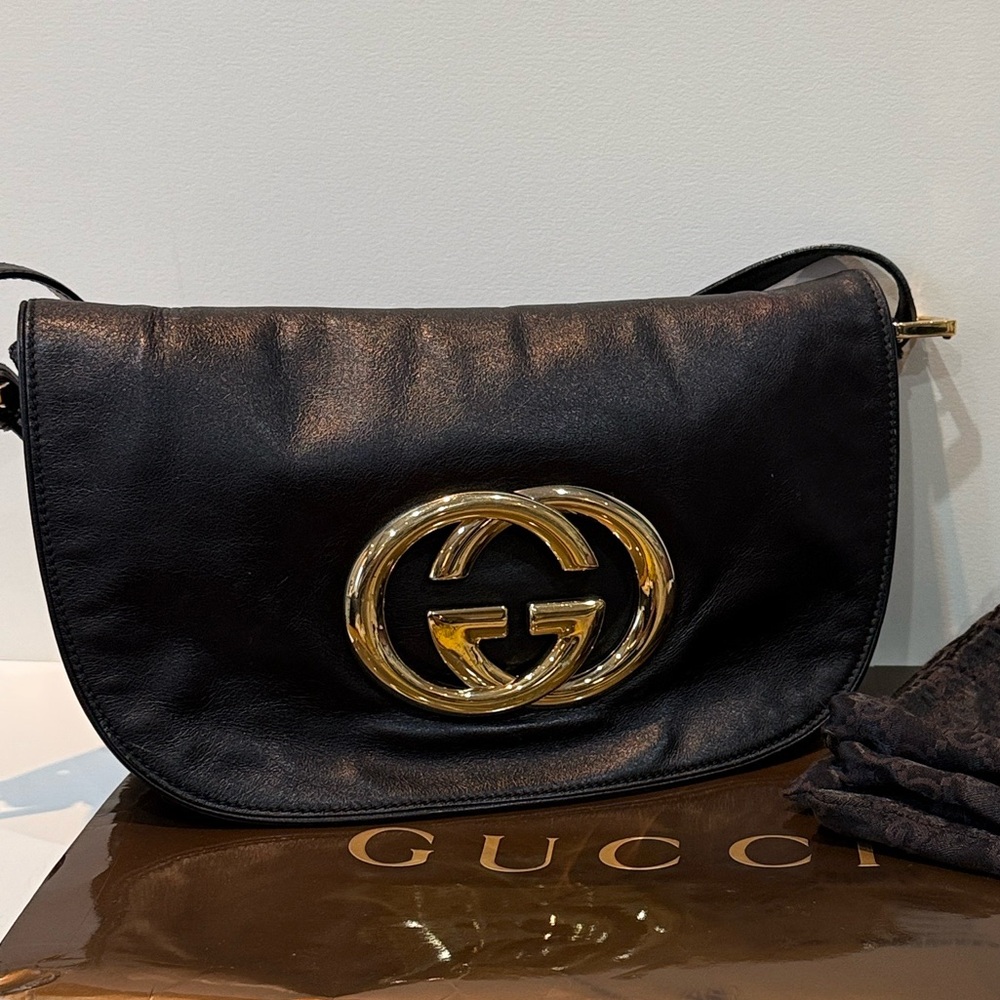 GUCCI Elegant Black Leather Shoulder Bag with Iconic Gold Logo